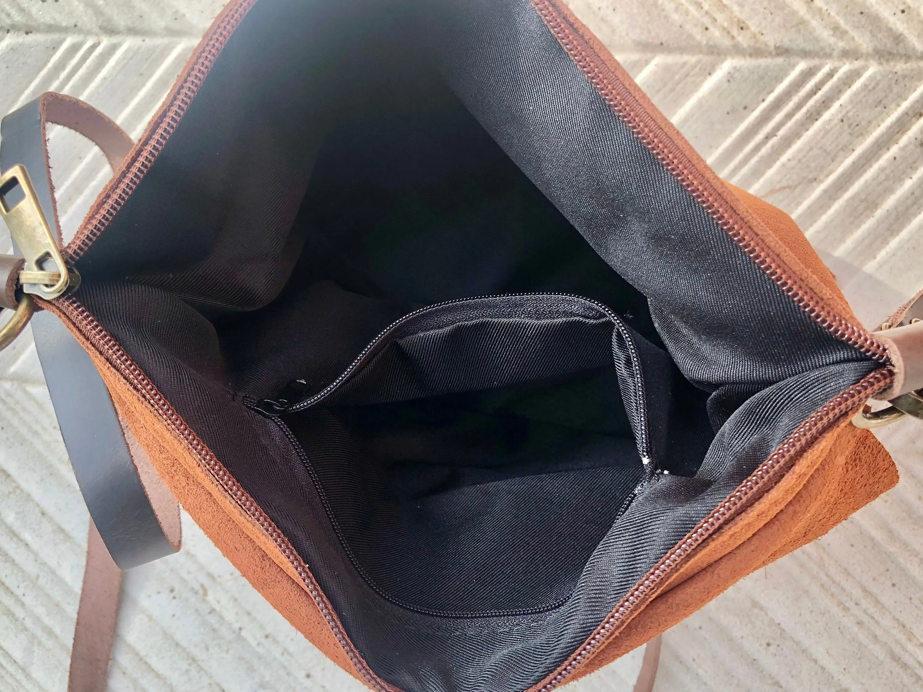 Messenger bag in genuine suede leather. Rusty brown cross body bag. Boho suede bag with zipper and flap. Saddle - camel brown suede purse