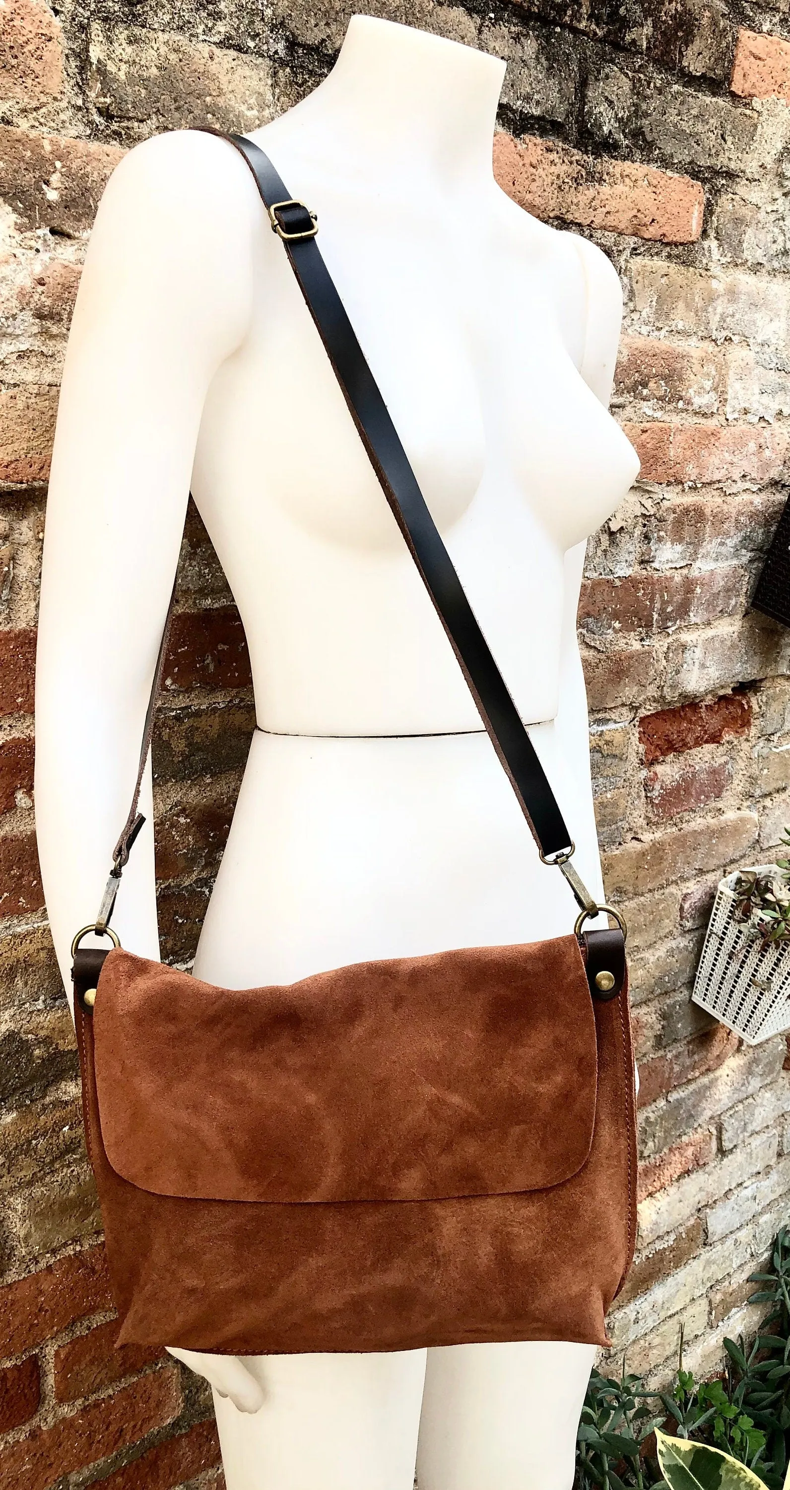 Messenger bag in genuine suede leather. Rusty brown cross body bag. Boho suede bag with zipper and flap. Saddle - camel brown suede purse
