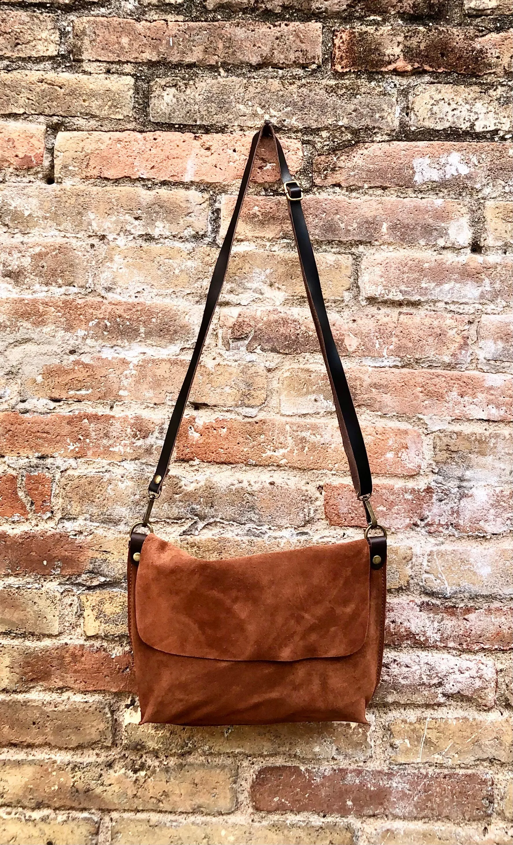 Messenger bag in genuine suede leather. Rusty brown cross body bag. Boho suede bag with zipper and flap. Saddle - camel brown suede purse